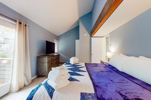 Un dormitorio con una cama con toallas. en Hibernation Hideaway, en McHenry