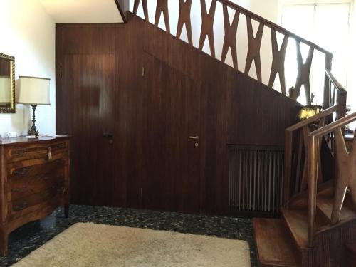 a room with a wooden staircase with a wooden door at Il Giardino Nascosto in Busto Arsizio