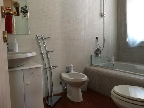 La salle de bains est pourvue de toilettes, d'un lavabo et d'une baignoire. dans l'établissement Il Giardino Nascosto, à Busto Arsizio