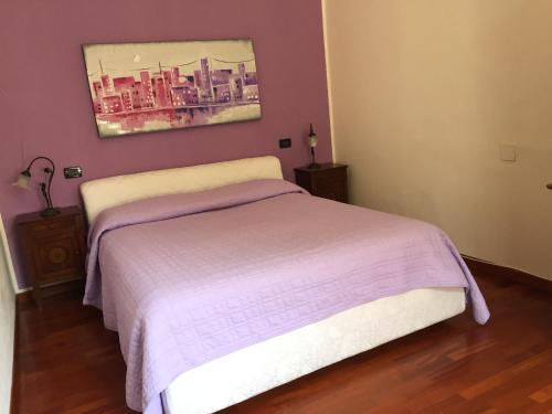 a bedroom with a bed and a painting on the wall at Il Giardino Nascosto in Busto Arsizio