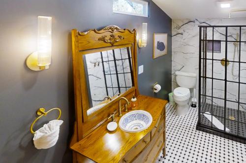 y baño con lavabo de madera y espejo. en Blue Haus, en Johnson City