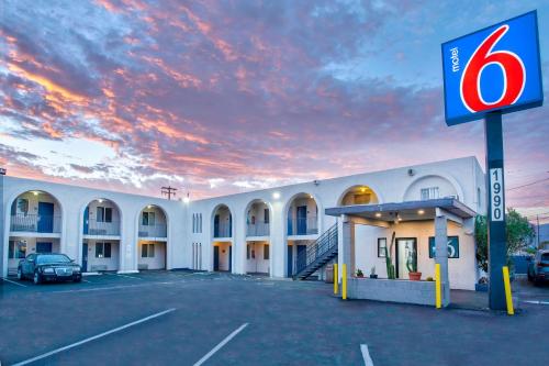 a view of a hotel with a parking lot at Motel 6 Tucson, AZ - East Williams Center in Tucson