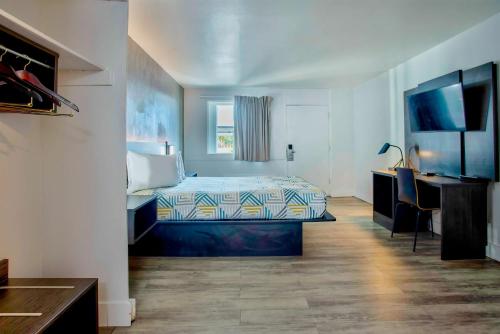 una camera con letto, scrivania e TV di Motel 6 Tucson, AZ - East Williams Center a Tucson