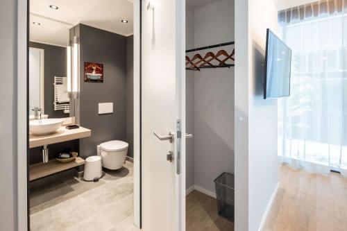 uma casa de banho com um WC e um lavatório em Adina Serviced Apartments Vienna em Viena