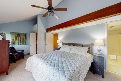 - une chambre avec un lit et un ventilateur de plafond dans l'établissement Bright Beginnings, à McHenry