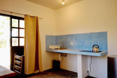 uma cozinha com um balcão e uma chaleira para chá em Superbe appartement avec chambre, piscine et parking privé em El Pescadero