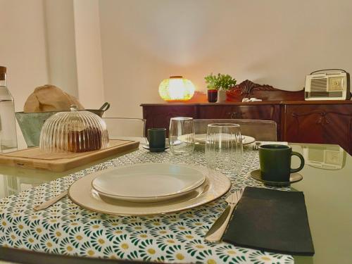 une table avec des assiettes et des tasses en haut dans l'établissement Paço de Arcos - Lisboa, à Paço de Arcos