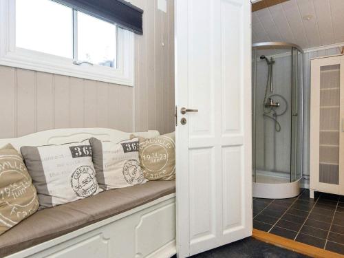 bagno con panca con cuscini e doccia di Holiday home Grenaa LI a Grenå