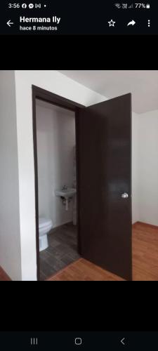 ein Bad mit einer schwarzen Tür und einem WC in der Unterkunft Casa Abedules in Guadalajara