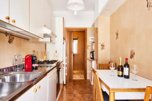 una cucina con lavandino e bancone di L'Antico Casolare - Vicino M3 e Fondazione Prada a Milano