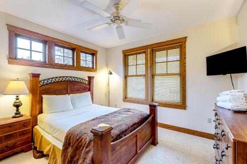 a bedroom with a bed and a ceiling fan at Relaxation Ridge in Oakland