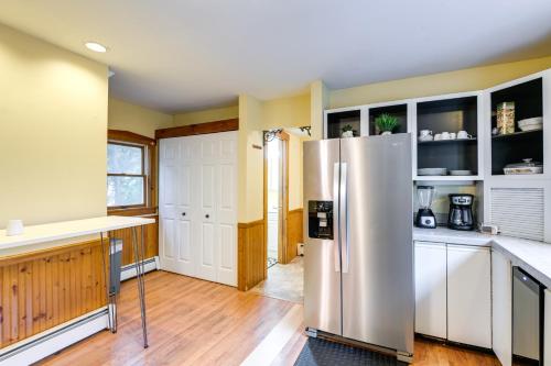 Dapur atau dapur kecil di Charming Bangor Home with Deck Less Than 1 Mi to Downtown