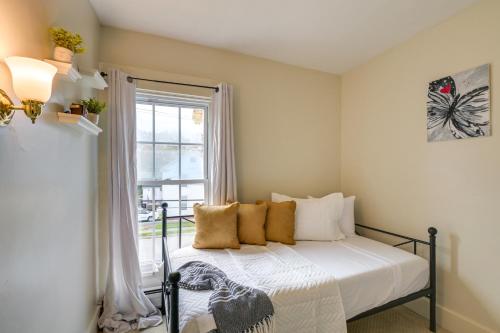 Katil atau katil-katil dalam bilik di Charming Bangor Home with Deck Less Than 1 Mi to Downtown
