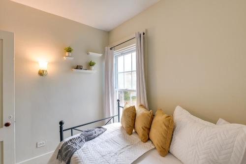 Katil atau katil-katil dalam bilik di Charming Bangor Home with Deck Less Than 1 Mi to Downtown