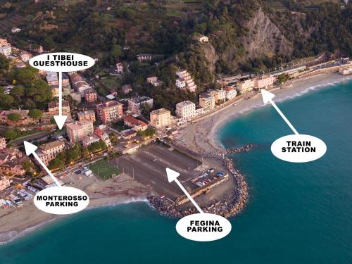 uma vista aérea de uma praia com turbinas eólicas em I Tibei Guesthouse Affittacamere em Monterosso al Mare