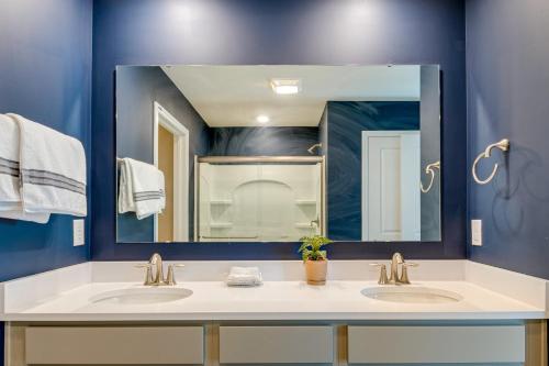 een badkamer met 2 wastafels en een grote spiegel bij Spacious Camby Home with Community Pool and Park! in Camby
