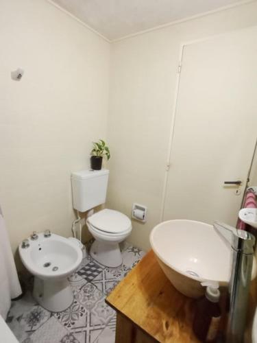 y baño con aseo blanco y lavamanos. en Casa para 5 personas en 3 cuadras del Mar en Villa Gesell