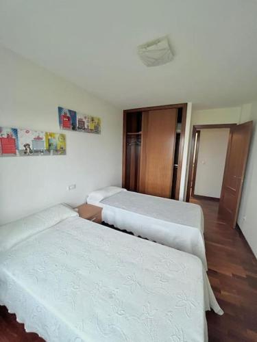 Habitación con 3 camas en una habitación en BaruHaus Nido Rianxo, en Rianjo