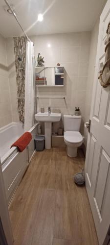 a bathroom with a white toilet and a sink at Cosy Retreat - house with double bedroom in Ripon