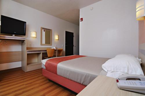 Postel nebo postele na pokoji v ubytování Motel 6-Benson, AZ
