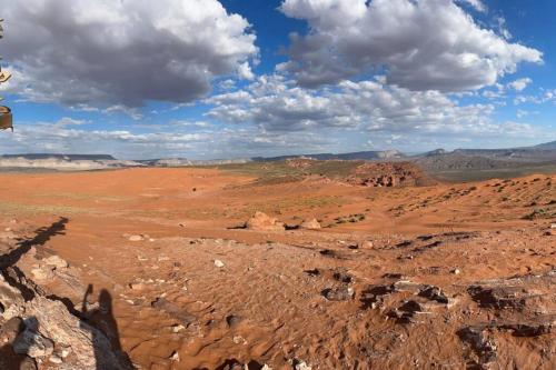 Blick auf eine Wüste mit Felsen und Bergen in der Unterkunft Mini Desert Oasis at Painted Sands 3 in Hurricane