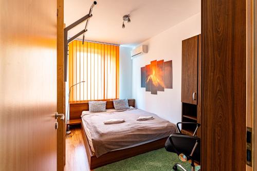 ein kleines Schlafzimmer mit einem Bett und einem Fenster in der Unterkunft Zoe apartman in Budapest