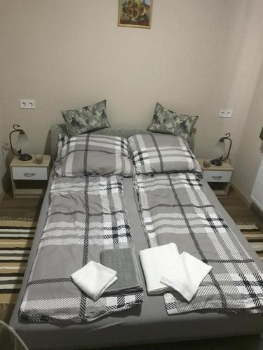 sypialnia z 2 łóżkami z poduszkami w obiekcie Vállaj Vendégház 