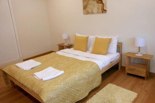 een slaapkamer met een bed met twee handdoeken erop bij CascaiSintra Holiday in Alcabideche