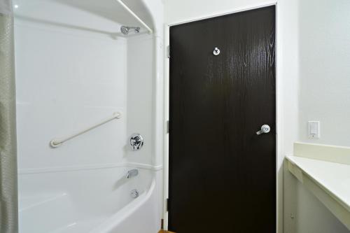 Koupelna v ubytování Motel 6-Benson, AZ