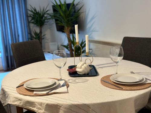 una mesa blanca con platos y copas de vino. en Modern Apartment X91 R940 en Waterford