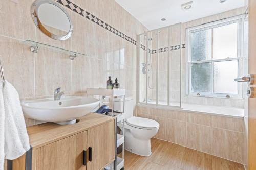 uma casa de banho com um lavatório, um WC e um espelho. em Central 2Bed Mew in Marylebone em Londres