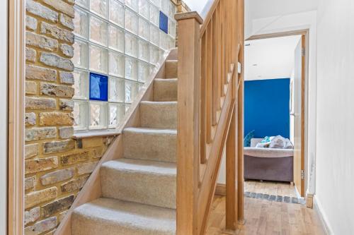 uma escadaria de tijolos numa casa com uma parede de tijolos em Central 2Bed Mew in Marylebone em Londres