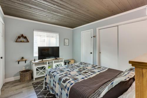 een slaapkamer met een bed en een flatscreen-tv bij Sugarloaf Cabin with Fireplace Near Big Bear Lake in Sugarloaf