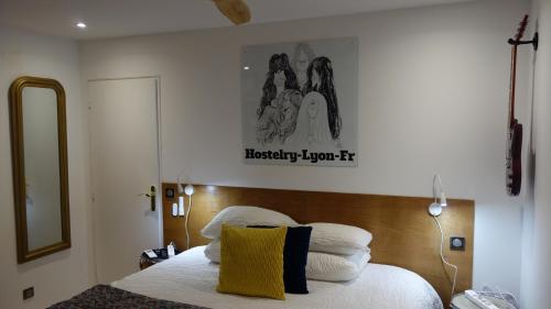 a bedroom with a bed and a picture on the wall at Hostelry Music Repetition in Écully