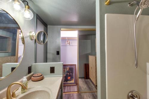een badkamer met een wastafel en een spiegel bij Peaceful Pinetop Hideaway with Yard - Dog Friendly! in Pinetop-Lakeside