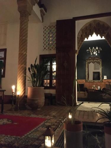 - un hall d'une maison avec un miroir et des bougies dans l'établissement Riad Dar Badiaa, à Sale