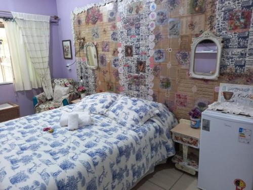 伊塔波阿的住宿－Pernoites no Ateliê La Rosa II，一间卧室配有一张带蓝色和白色棉被的床