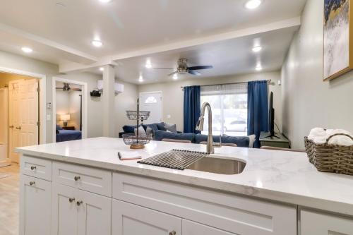 Η κουζίνα ή μικρή κουζίνα στο Conveniently Located Fontana Apartment!