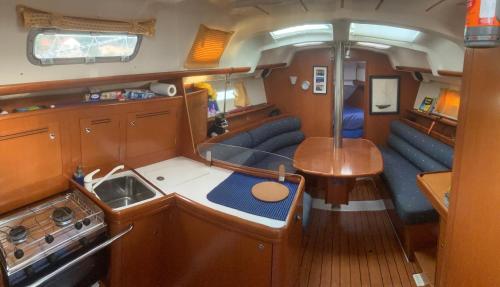 a small kitchen and living room of a boat at Le Voilier dans la baie des Saintes in Terre-de-Haut