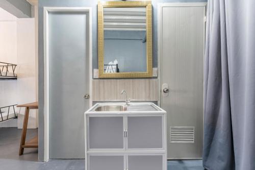 W łazience znajduje się umywalka i lustro. w obiekcie Diamond Hall Cebu - 202 w Cebu