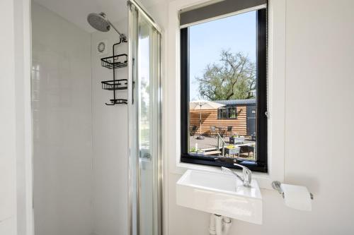 uma casa de banho com um lavatório e uma janela em Camp Crusty Eldorado em Eldorado