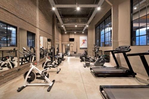 a gym with rows of exercise bikes and treadmills at Loft luminoso en Capital Federal in Buenos Aires