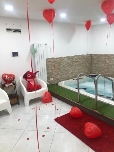 Habitación con bañera con globos rojos. en B&B Al Cavour, en Acireale