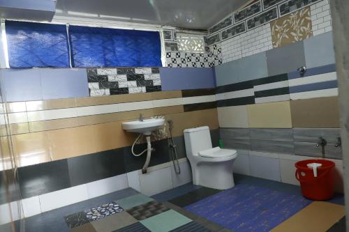 AnachalにあるHoney hut.のバスルーム(トイレ、洗面台付)
