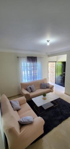 sala de estar con sofá y mesa en Pine Tree Entire House 2B Gated Com, en Higüey