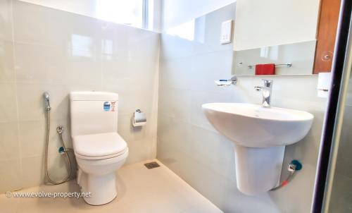 een badkamer met een toilet en een wastafel bij Luxurious 2 bedroom apartment - Ariyana Resort Apartments -Athurugiriya in Colombo