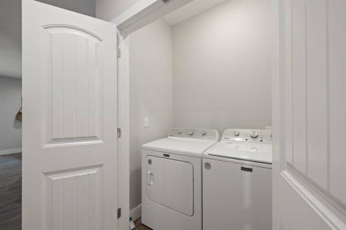 uma cozinha branca com um fogão e um lavatório em Gorgeous Lake Cabin Hot Tub em Branson