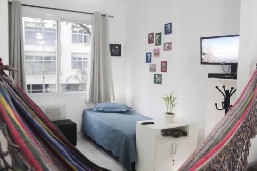1 dormitorio con cama y ventana en Meu Cantinho, en Río de Janeiro