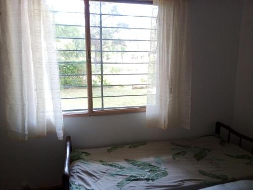 a bedroom with a bed and a window at Apto. a dos cuadras del mar in Atlántida