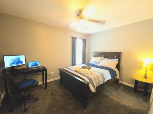 - une chambre avec un lit, un bureau et une chaise dans l'établissement Cozy FortWorth Suite near *10mins to Downtown*Fort Worth Zoo, à Fort Worth